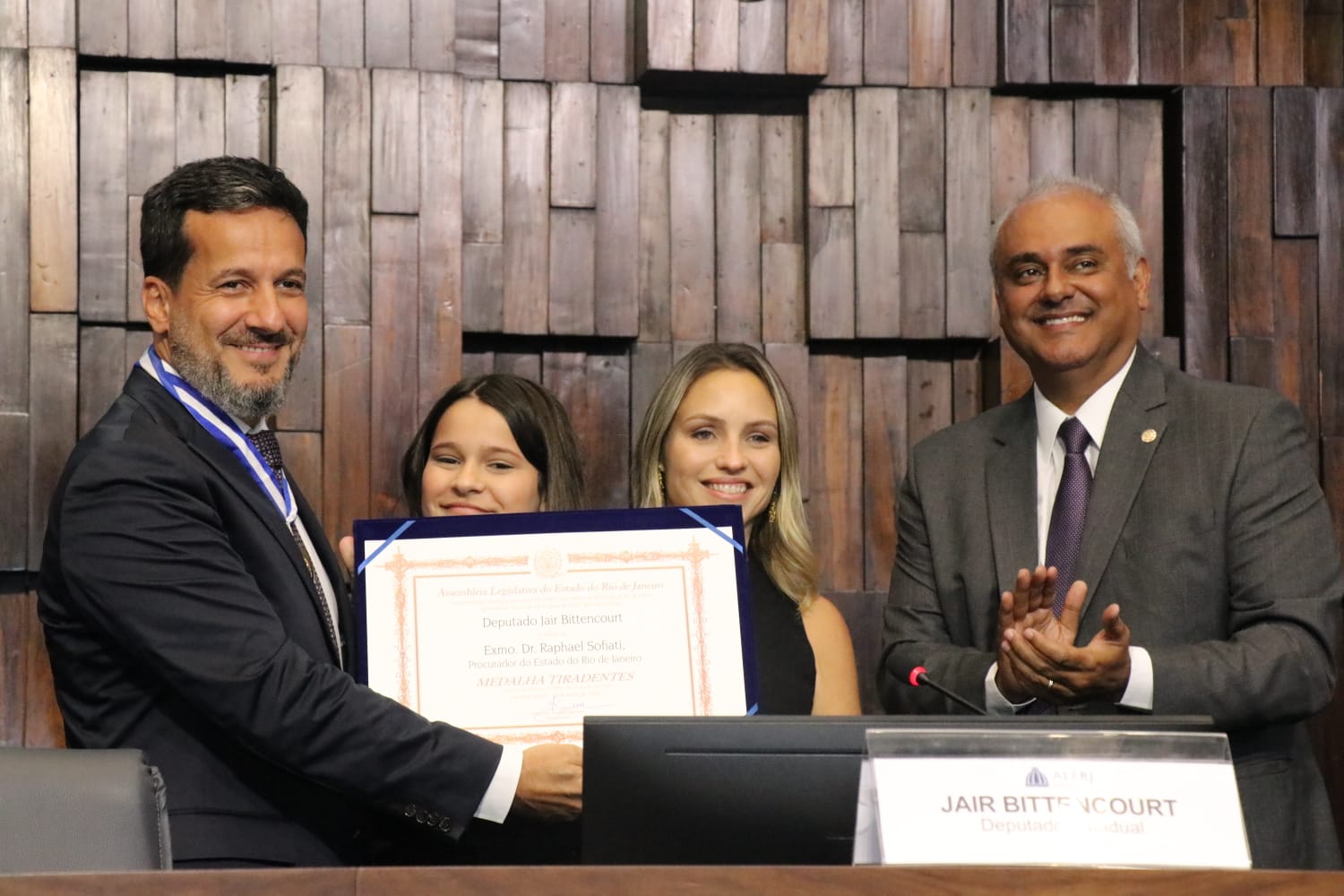 Jair Bittencourt entrega Medalha Tiradentes ao Procurador Raphael Sofiati -  Flávia Pires